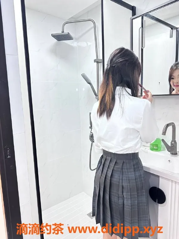 成都楼凤-圆圆：成都市158cm 89斤嫩妹，500元包夜服务