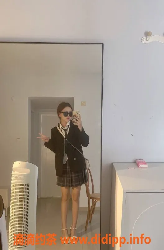 成都楼凤-成华区乐宝小美女，身高168颜值控，90斤，前后陪洗服务