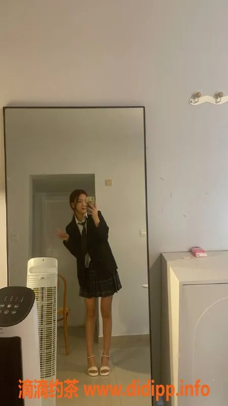 成都楼凤-成华区乐宝小美女，身高168颜值控，90斤，前后陪洗服务