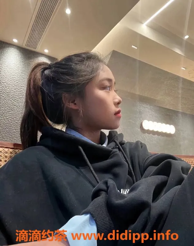 成都楼凤-成华区嫩妹小薇，年龄18岁，身高163，550元60分钟