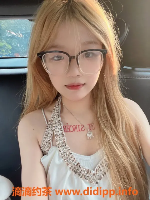 深圳楼凤-龙岗小师妹，课费800P，服务好评不断