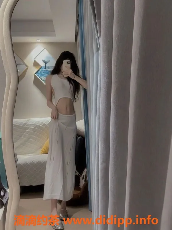 上海楼凤-闵行李泽雨，163/44KG嫩妹，制服鸳鸯浴服务