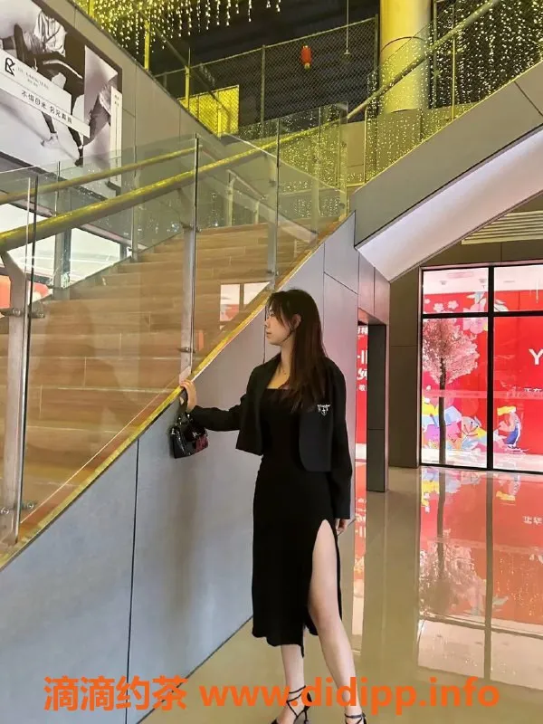 成都楼凤-成华区洁儿172高挑嫩妹，19岁B罩杯