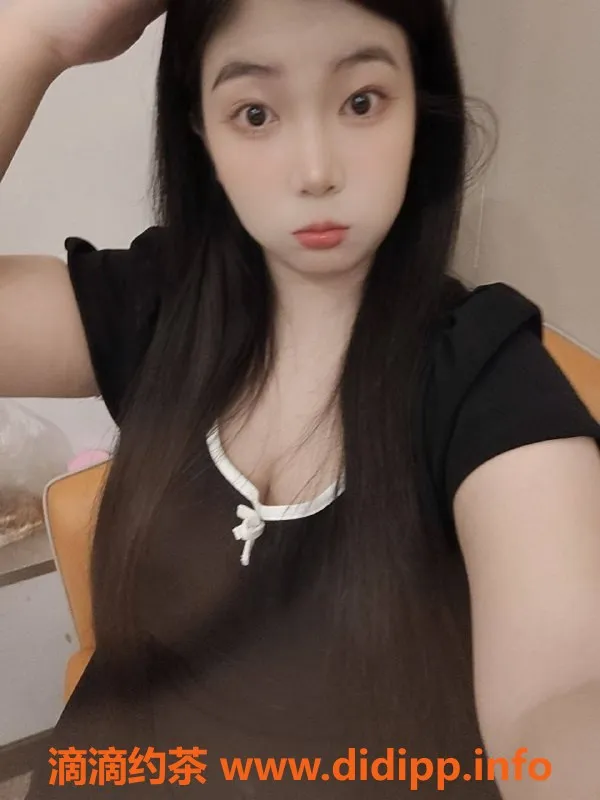 广州楼凤-荔湾少妇柒柒，550p舌吻服务等你体验！