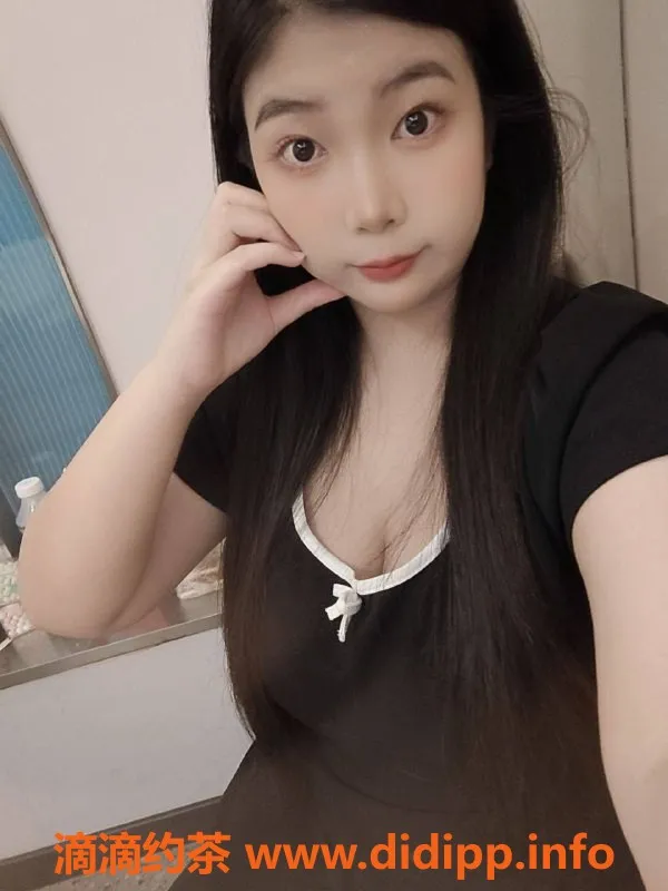 广州楼凤-荔湾少妇柒柒，550p舌吻服务等你体验！