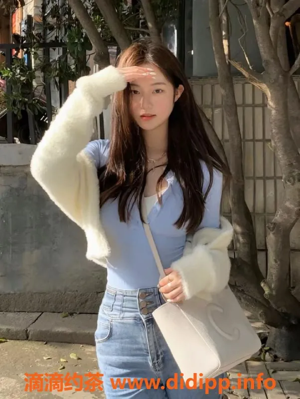 东莞楼凤-东莞名模，身高一米八，腿玩年，绝对骚气体验