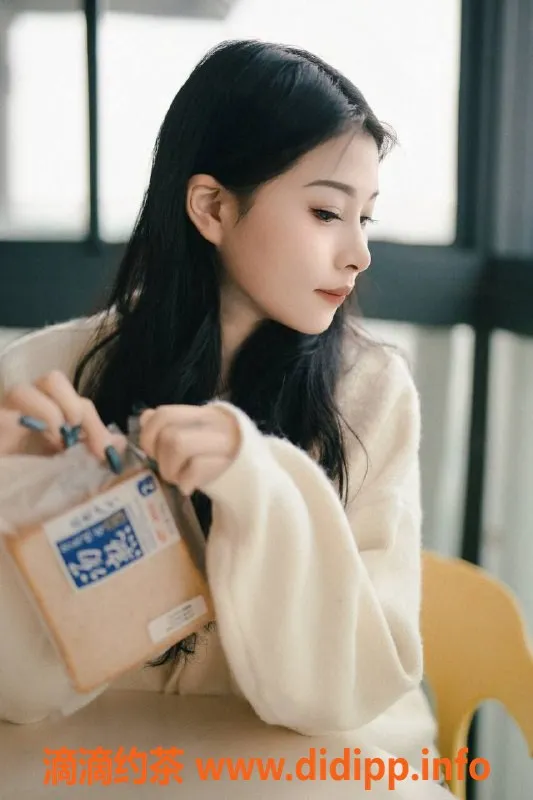 成都楼凤-武侯区依依，嫩妹6p课时费，感受不一样的陪伴