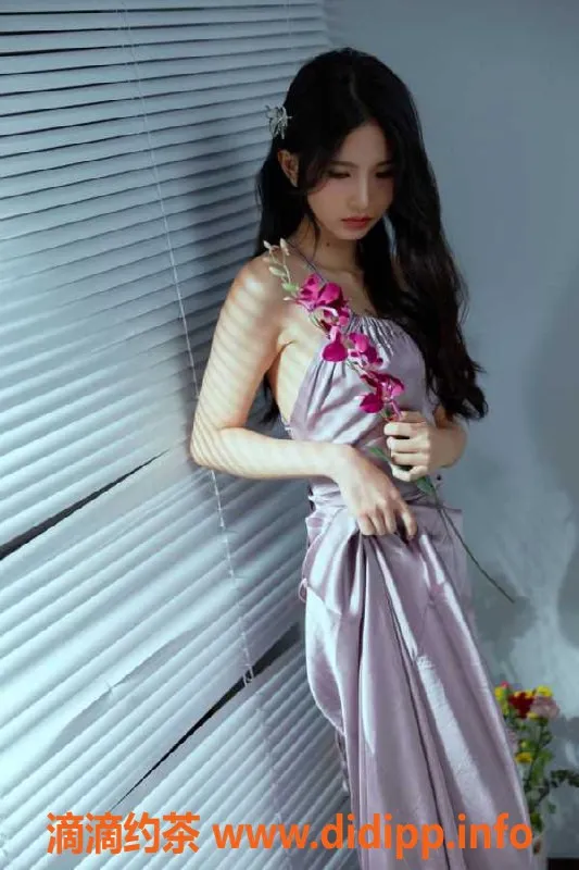 广州楼凤-天河燕子：广州19岁老师，诱人36C胸围