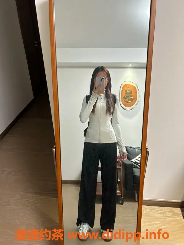 上海楼凤-闵行小奶瓶，162cm嫩妹只需700元起