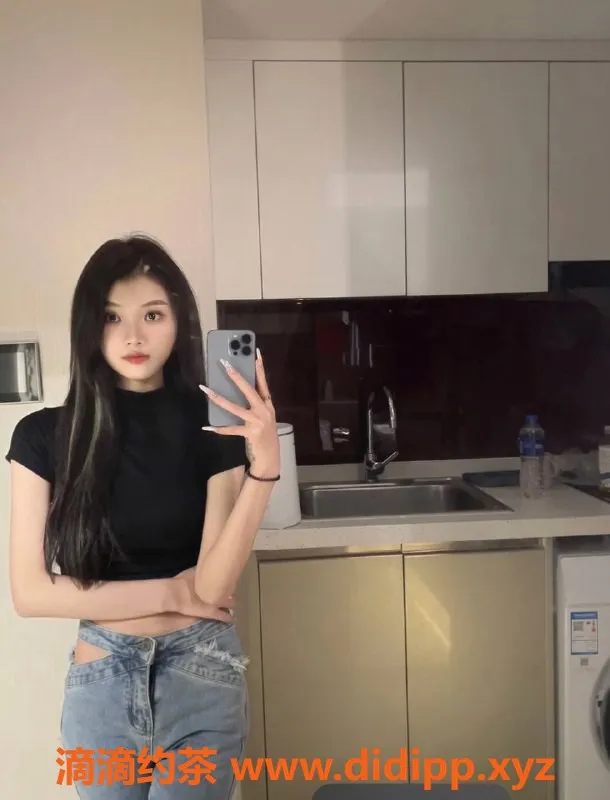 深圳楼凤-深圳龙岗豆豆糖，21岁168cm C杯性感伴游