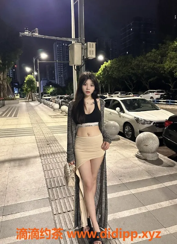 深圳楼凤-深圳龙华小C，162cm、93斤嫩妹，舌吻服务