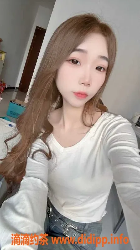 广州楼凤-天河小月儿，20岁163cm，热情服务尽享翘臀推