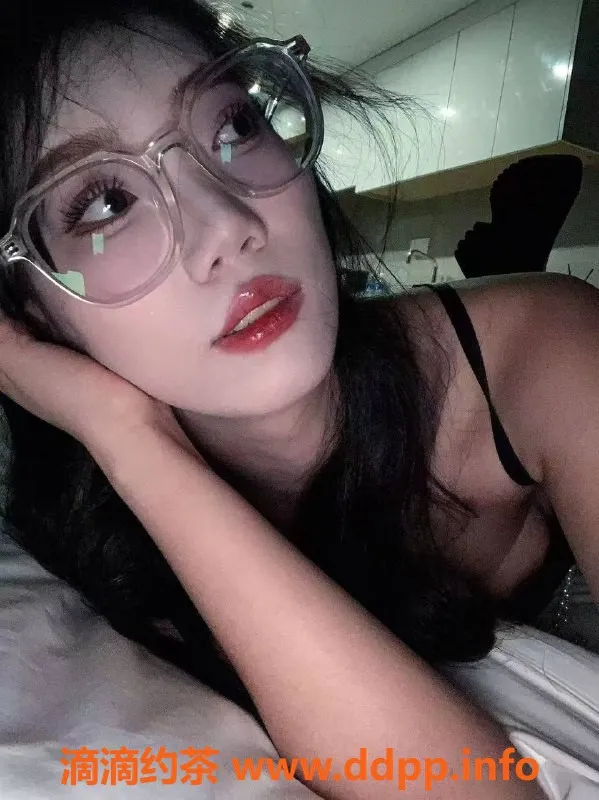 成都上门服务-成都19岁高挑嫩妹荷花，600元起包夜2400元