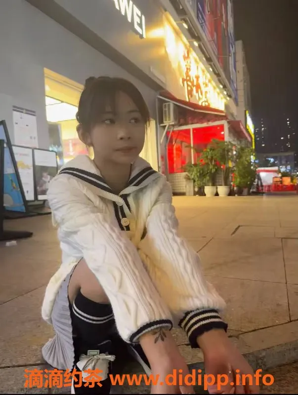 成都楼凤资源信息,成华区甜筒小姐姐，白虎A罩杯，17岁聊天交心