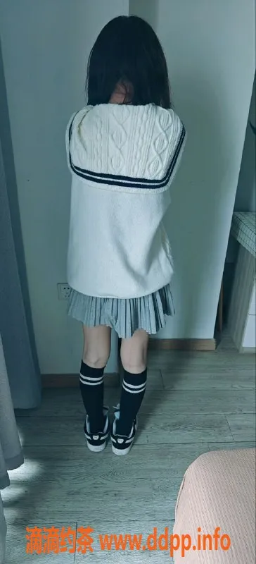 成都楼凤-成华区甜筒小姐姐，白虎A罩杯，17岁聊天交心